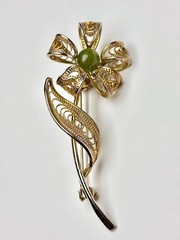 Vintage Silver Filigree Flower Brooch GoldJadite Green Round Stone Prong Setting