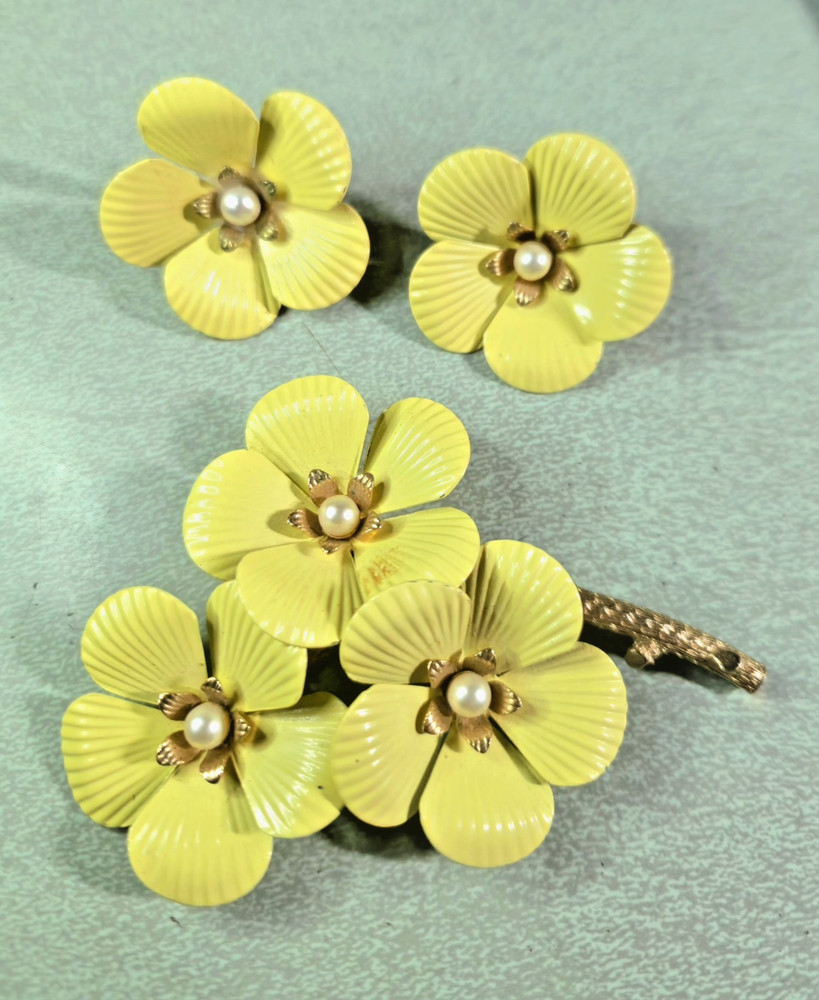 Vintage Sarah Coventry Enameled Yellow Primrose Flower Brooch and Earrings 1962