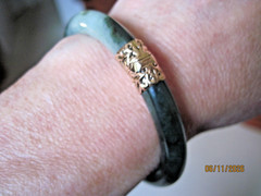 SUPERB MING’S HAWAII HINGED, 14K YELOW GOLD & JADEITE SIGNED BANGLE BRACELET