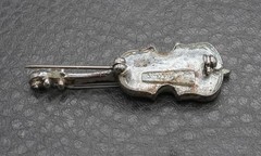 Vintage Pavé Crystal Rhinestone Enamel Violin Music Instrument Brooch Pin