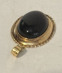 VTG 14K (585) SOLID GOLD WITH ONYX STONE PENDANT WEIGHT: 2.8 GRAMS & 30mm x 19mm