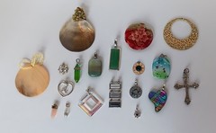 LOT OF 19 VINTAGE TO NOW PENDANTS VARIOUS SIZES HAND MADE GLASS CRYSTAL METALS