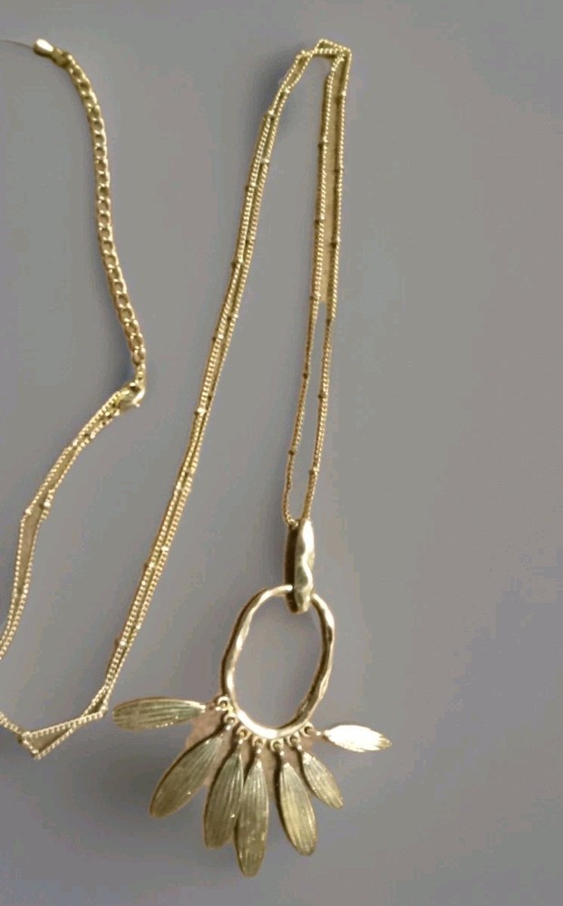 Vtg.Gold Tone Pendant Necklace With Cluster Of Leaves ,Golden Bd 30″+3 Ext.Chain