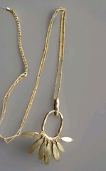 Vtg.Gold Tone Pendant Necklace With Cluster Of Leaves ,Golden Bd 30″+3 Ext.Chain
