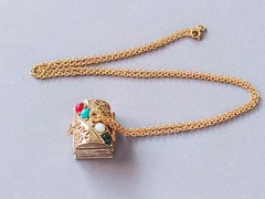 Vintage 1974 AVON ‘Queens Ransom’ Pill Box Charm Necklace IOB Treasure Chest
