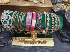 1 lb Vintage / Modern Jewelry Lot Wearable Rings, Bracelets, Brooches, Necklace
