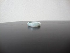 VINTAGE 1970s HONG KONG HANDMADE MOTTLE LIGHT GREEN JADE 2MM X 6MM BAND SZ 11.25