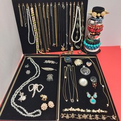 60 Piece Vintage-Now Jewelry Lot Necklaces Bracelets Brooches Earrings