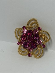 Vintage Weiss rhinestone brooch with 16 gorgeous rhinestones. 6.4 and 2 mm stone