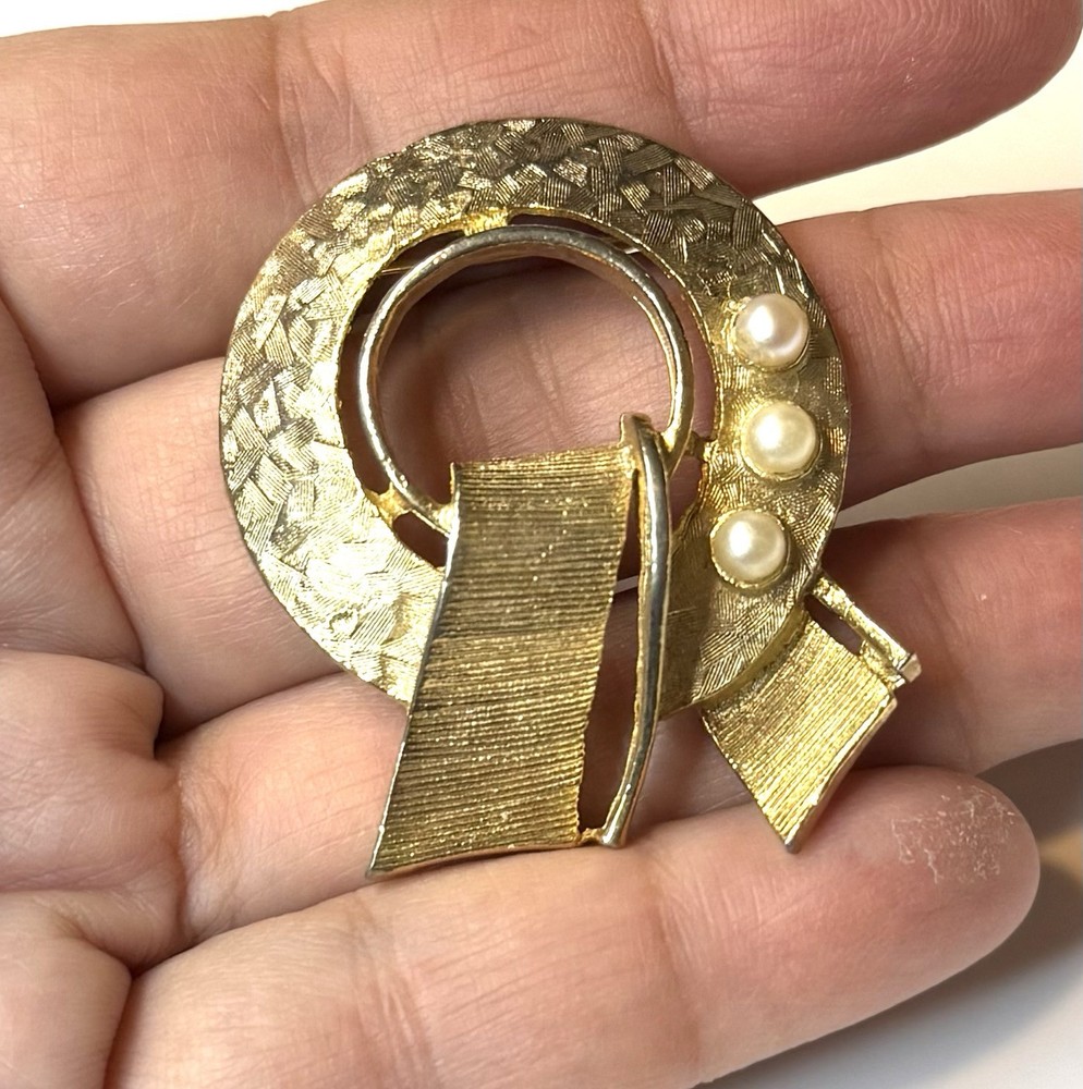 11.423 Vintage Brooch, Gold Tone, Broken Metal, Pearls