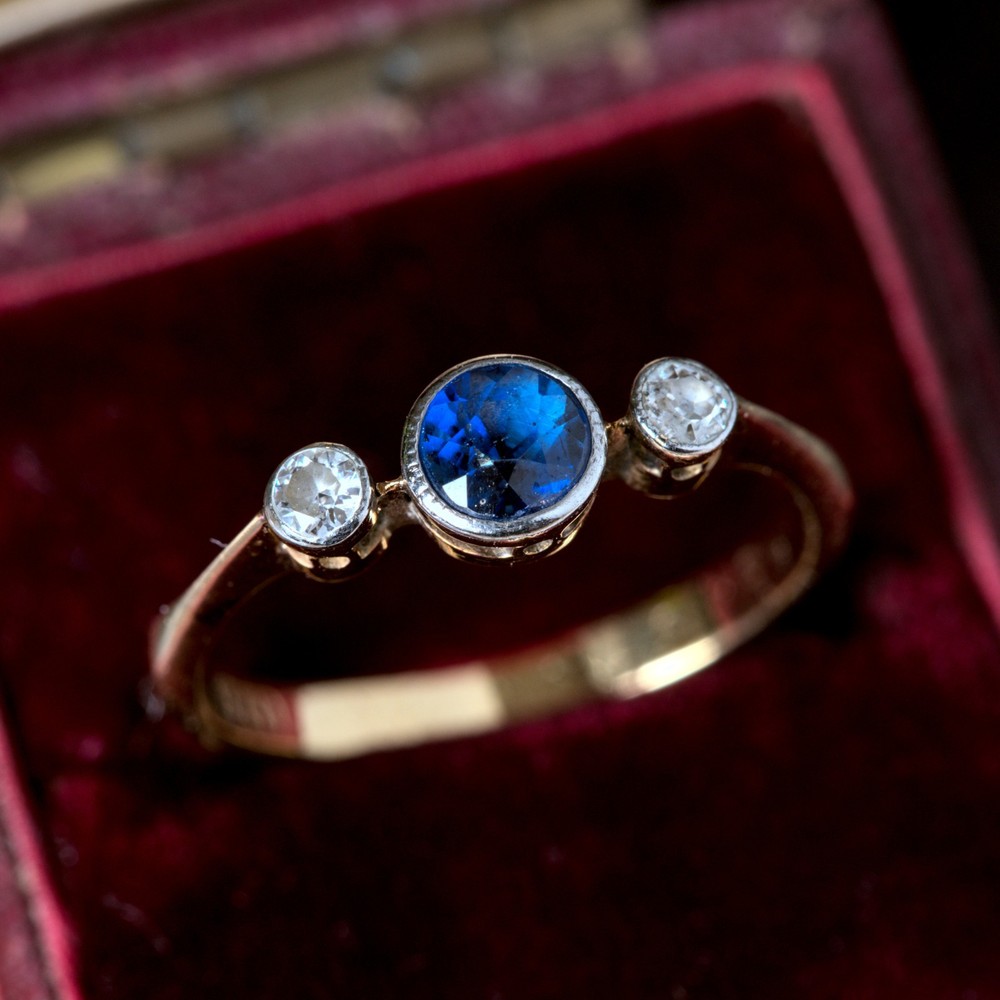 LOVELY ANTIQUE ENGLISH 18K GOLD DIAMOND SAPPHIRE 3-STONE RING c1890