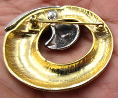 VTG UNUSUAL geometric two color Circle with Swirl Brooch pin gold Silver Tone