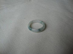 VINTAGE 1970s HONG KONG HANDMADE MOTTLE LIGHT GREEN JADE 2MM X 6MM BAND SZ 11.25