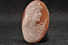 Vintage shell cameo, “The Girl with the Necklace” (60.0ct) sign by artist, Case.