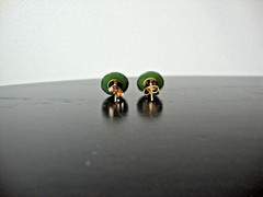 VINTAGE 1970s HANDMADE CARVED GREEN JADE FLOWER YELLOW GOLD PLATED STUD EARRINGS
