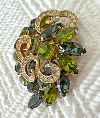 VINTAGE GREEN RHINESTONE FLOWER SWIRL BROOCH 2 1/2″ x 2″