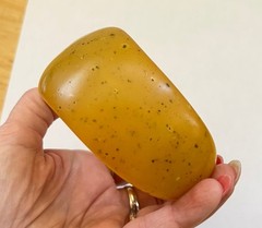 Vtg 1960s 70s LUCITE Acrylic Resin Chunky Applesauce Speckled Heavy Bangle 92g
