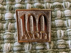 VINTAGE 1986 100th ANNIVERSARY 1886-1986 GOLDTONE LAPEL PIN BROOCH