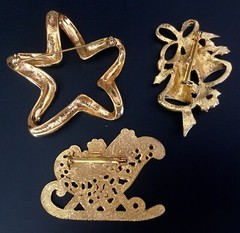 Vintage Christmas Pin Lot Gold Tone Large Star Sleigh Sled Bells