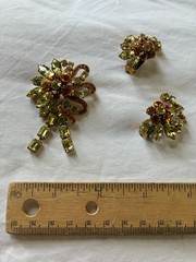 Vintage Gold Tone Green Rhinestone Floral Asymmetrical Brooch & Earrings Set