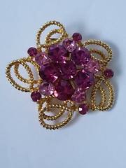 Vintage Weiss rhinestone brooch with 16 gorgeous rhinestones. 6.4 and 2 mm stone