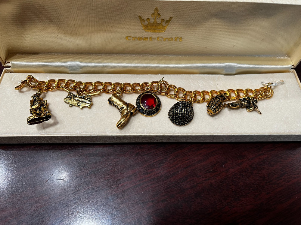 Vtg. Crest Craft United States Army Goldtone Charm Bracelet with Charms 6.75″