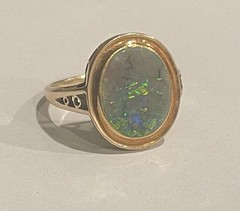 Vintage Opal Blue Green Orange Oval 14K Yellow Gold Bezel Set Ring 4.05 grams