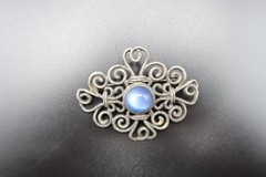 Vtg Silver Tone Scroll Work W/ Blue Irredescent Center Cabochon Bead Brooch 2.5″