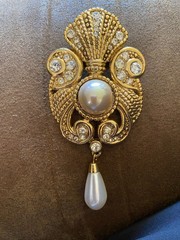 Jeff Lieb Gold Tone Faux Pearl & Clear Rhinestone Brooch Signed 4×2″