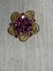 Vintage Weiss rhinestone brooch with 16 gorgeous rhinestones. 6.4 and 2 mm stone