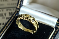 UNUSUAL ANTIQUE EARLY VICTORIAN ENGLISH 15K GOLD SCROLLING MOURNING RING c1840