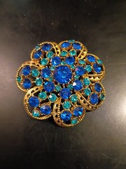 vintage weiss Signed blue rhinestone And Goldtone brooch