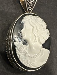 VTG Resin Sterling Left Facing Black & White Cameo Pendant Costume Jewelry