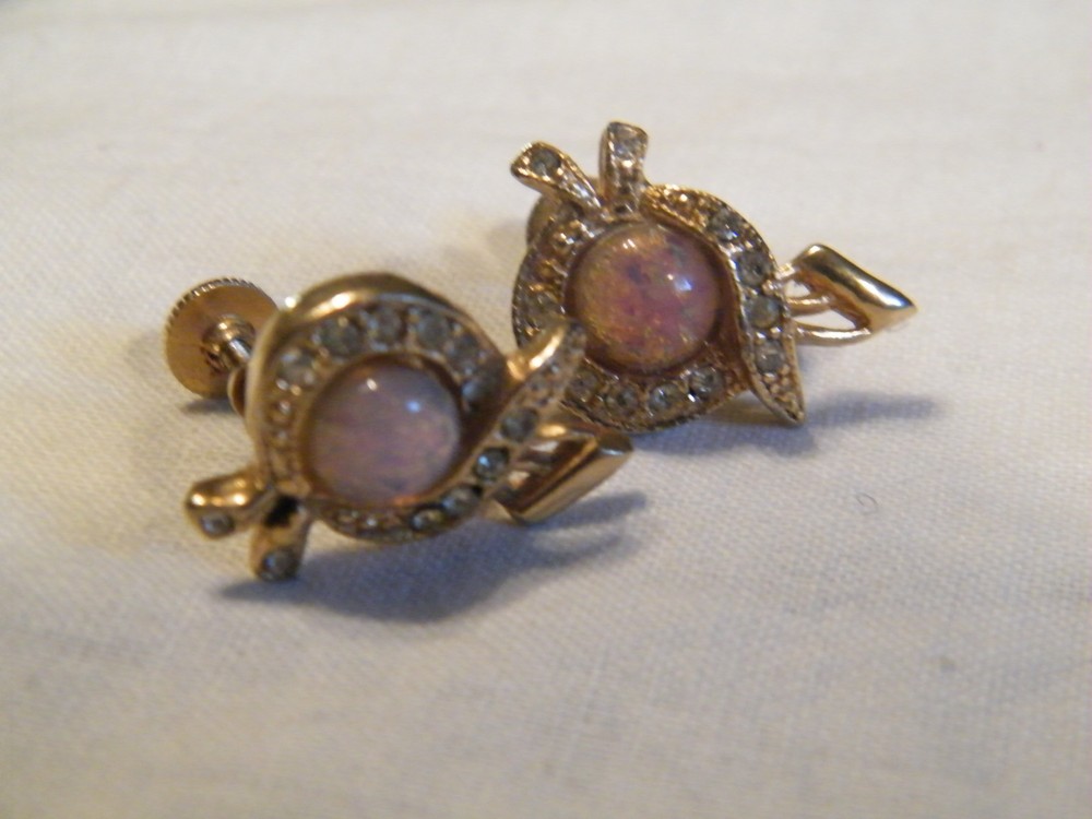Beautiful Screw Back Earrings Gold Tone Rhinestones Sparkling Cabochon NICE