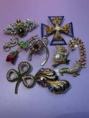 CLEARANCE 65+ Luxury Lot of Vintage and Used Brooches/pendants several Signed
