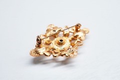 Vintage brooch rhinestone clear & pearls gold-toned Baroque style.