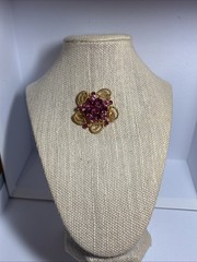 Vintage Weiss rhinestone brooch with 16 gorgeous rhinestones. 6.4 and 2 mm stone