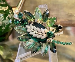D&E Juliana Book Piece Green Rhinestone Open Back Brooch Wire Over Gold Fern