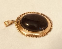 VTG 14K (585) SOLID GOLD WITH ONYX STONE PENDANT WEIGHT: 2.8 GRAMS & 30mm x 19mm
