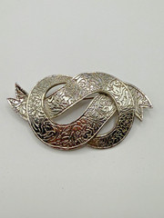 VINTAGE SILVER TONE BOW IN DOLLAR SIGN LIKE SHAPE BROOCH