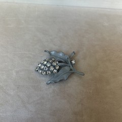Beautiful Sparkling Vintage Palm Flower Gray Brooch W ith Crystal Detail