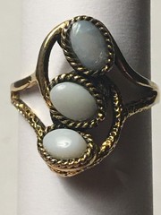 VINTAGE 3/4″ GOLD OVERLAY ESTATE COCKTAIL RING W/ 3 WHITE OVAL OPALESCENT STONES