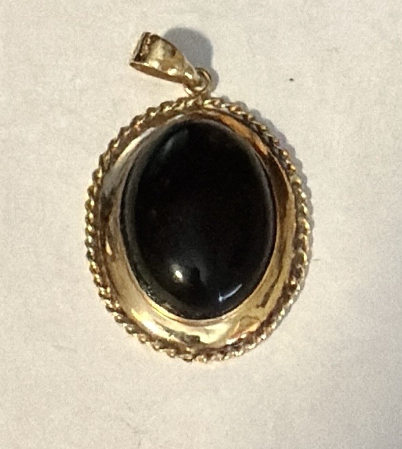 VTG 14K (585) SOLID GOLD WITH ONYX STONE PENDANT WEIGHT: 2.8 GRAMS & 30mm x 19mm