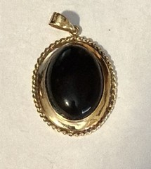 VTG 14K (585) SOLID GOLD WITH ONYX STONE PENDANT WEIGHT: 2.8 GRAMS & 30mm x 19mm