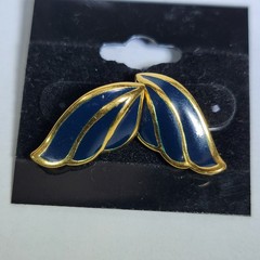Vintage Gold-Tone Blue Leaf Earrings – Elegant Clip-On Style for All Occasions