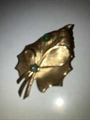 Vintage Gold Tone Green Beads Leaf And Bow Brooch Pin Small Emerald Green
