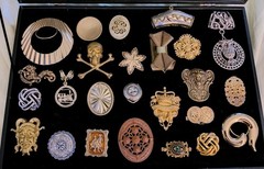 HUGE ANTIQUE VINTAGE ESTATE JEWELRY LOT PENDANTS SCARF CLIPS & METAL STAMPINGS
