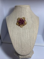 Vintage Weiss rhinestone brooch with 16 gorgeous rhinestones. 6.4 and 2 mm stone