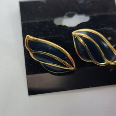Vintage Gold-Tone Blue Leaf Earrings – Elegant Clip-On Style for All Occasions