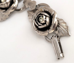 Vintage 3D Rose Linked Chain Bracelet Rhinestone center Stainless Steel 7.25″